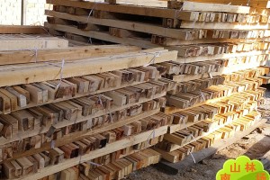 建筑工程工地木方木条 实木板 天然原生态原木条 木桩条批发