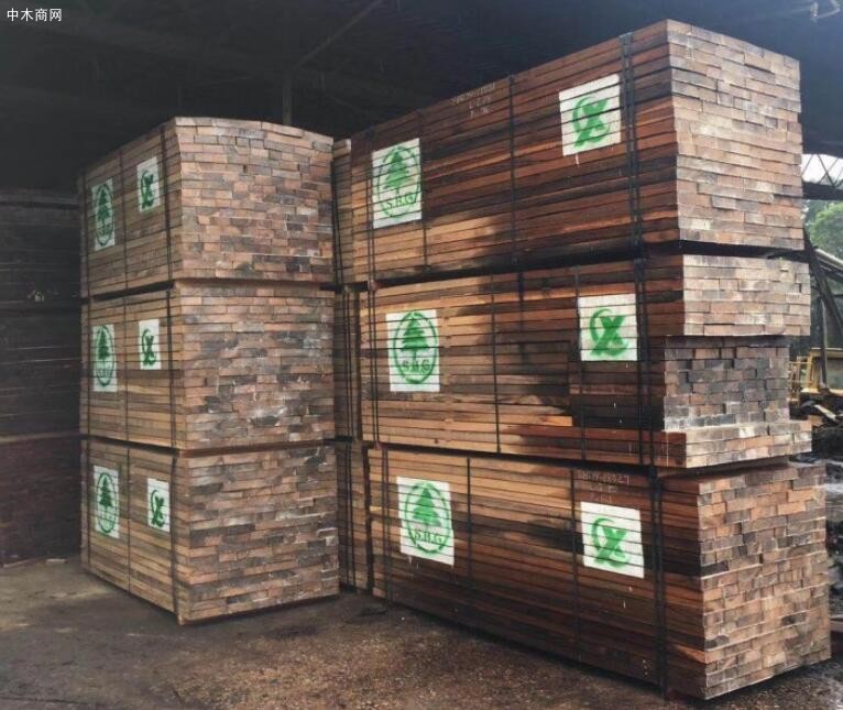 加蓬木材港出现危机