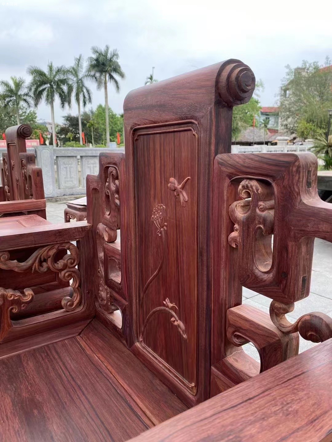 龙之涵红木家具的白酸枝宝座沙发是藏家的深爱和回忆品牌