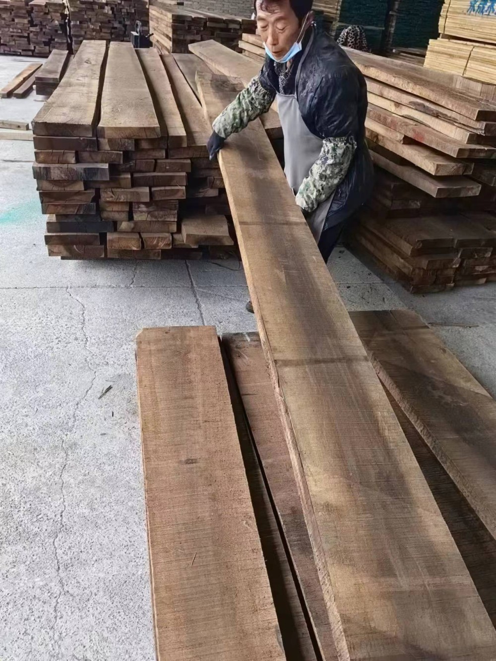 东南亚黑胡桃木板材的优缺点供应