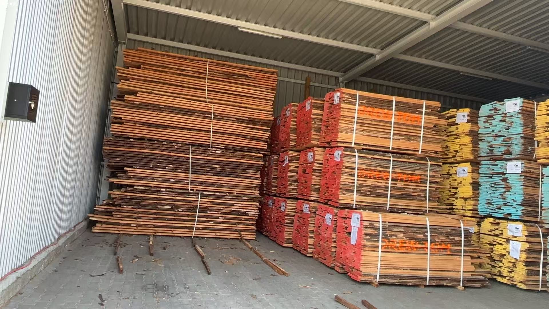 波兰锯木厂家直销毛边榉木板材图片
