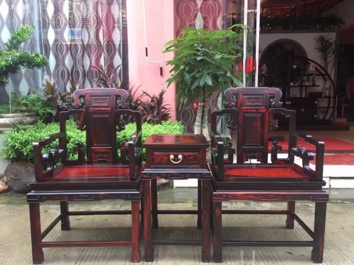 太师椅和床式椅的形式相似而尺寸较小,并且是成对的 太师椅和床式椅的形式相似而尺寸较小,并且是成对的