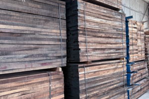 广西凌云县委书记调研木业加工企业